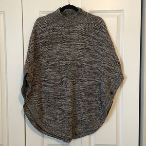 Banana republic cozy poncho with buttons